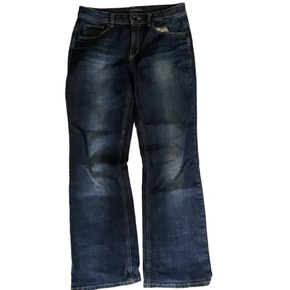(Lånade bilder) Baggy jeans från esprit, midjemått 42cm rakt över, Innerbenslängd 80cm. Säljer dessa eftersom de inte passade mig :). Jeans & Byxor.