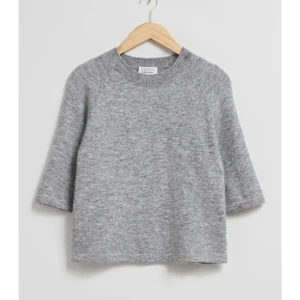 stickad t-shirt  - säljer denna fina stickade t-shirten i alpacka ull köpt på & other stories för 700kr! använd endast 1 gång ❤️ TRYCK INTE PÅ ”KÖP NU” INNAN ATT FRÅGA MIG!!!