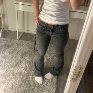 Low waisted jeans  - Låg midjade svarta/ gråa jeans från Gina Young storlek 146  Bra sick!
