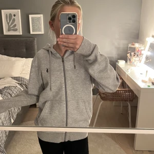 Polo Ralph lauren zip up - Jätte snygg polo Ralph lauren zip up, köp i somras, bra skick💗Pris kan diskuteras, använd gärna köp nu🙌🏻