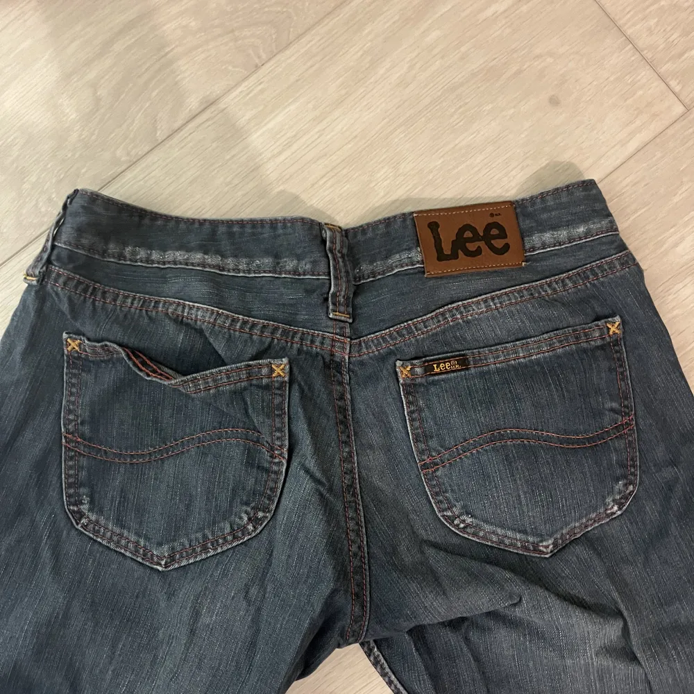 Snygga lågmidjade bootcutjeans från Lee. Bra kvalitet, säljer pga använder dem inte. Storlek oklart men gissar på M/L.. Jeans & Byxor.