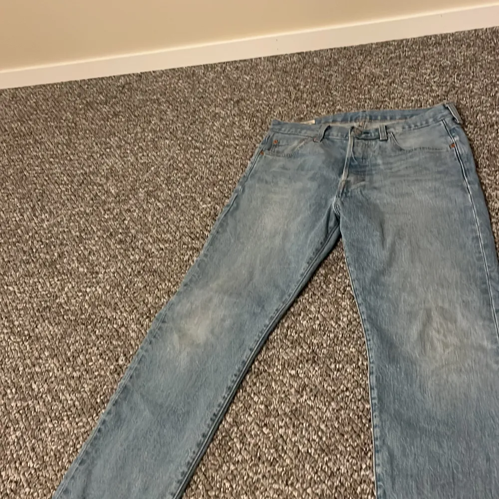 Snygga och stilrena jeans från Levis. Cond 9/10 näst intill aldrig använda.  W30 L30 501. Jeans & Byxor.