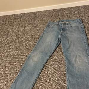 Snygga och stilrena jeans från Levis. Cond 9/10 näst intill aldrig använda.  W30 L30 501