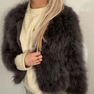 Päls jacka - Säljer denna otroligt fina jacka då den är för liten för mig. Det finns inga defekter på jackan och är i bra skick. Köpte jackan för ungefär 3 månader sedan.