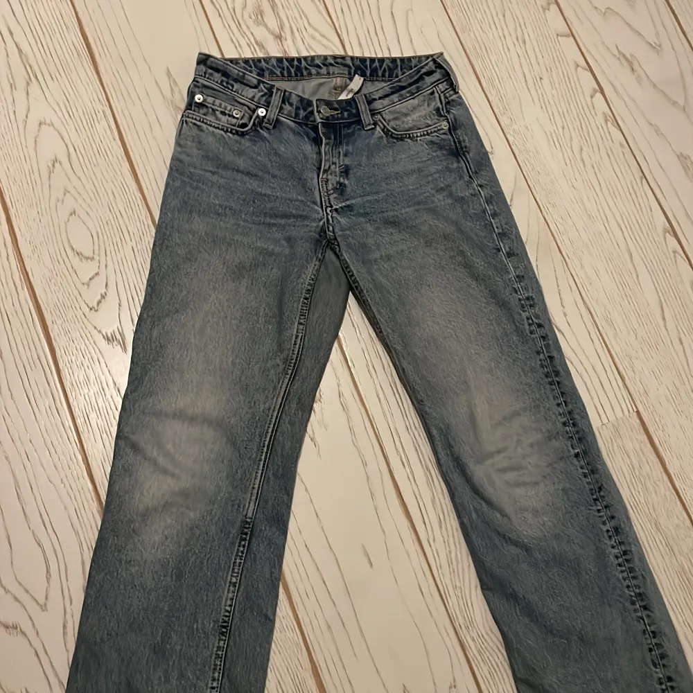Fina arrow jeans från weekday som tyvärr blivit försmå för mig:( använd en del💓. Jeans & Byxor.