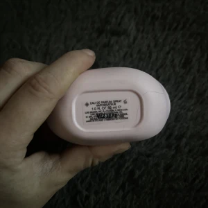 Ariana grande parfym  - Parfym från ariana grande i doften mod blush i 30 ml. Använt cirka tre gånger  Håller inget så först till kvarn gäller  Vill ha swish innan jag skickar paketet  300 kronor inklusive frakt