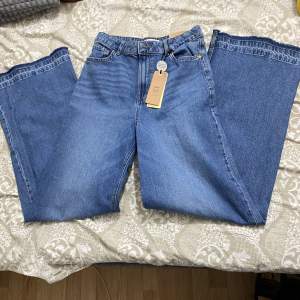 Blå baggy jeans för 280, kan tänka mig gå ner i priset. Helt oanvända. Stl 170