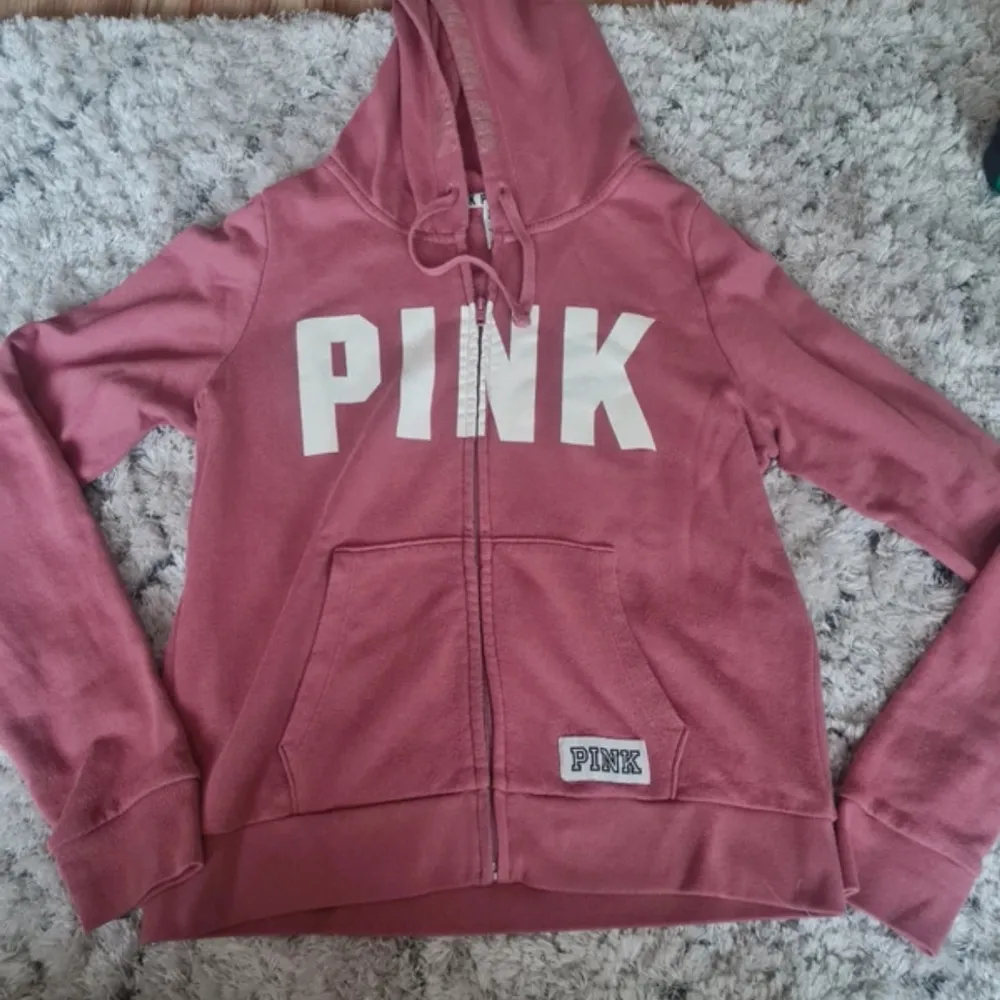 En rosa PINK hoodie i ok/bra skick🩷superskön och snygg. Hoodies.