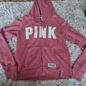 En rosa PINK hoodie i ok/bra skick🩷superskön och snygg