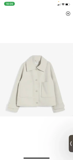 Kappahl kappa - Beige/vit kort kappa från Kappahl, original pris 899kr. Skriv för bilder❤️