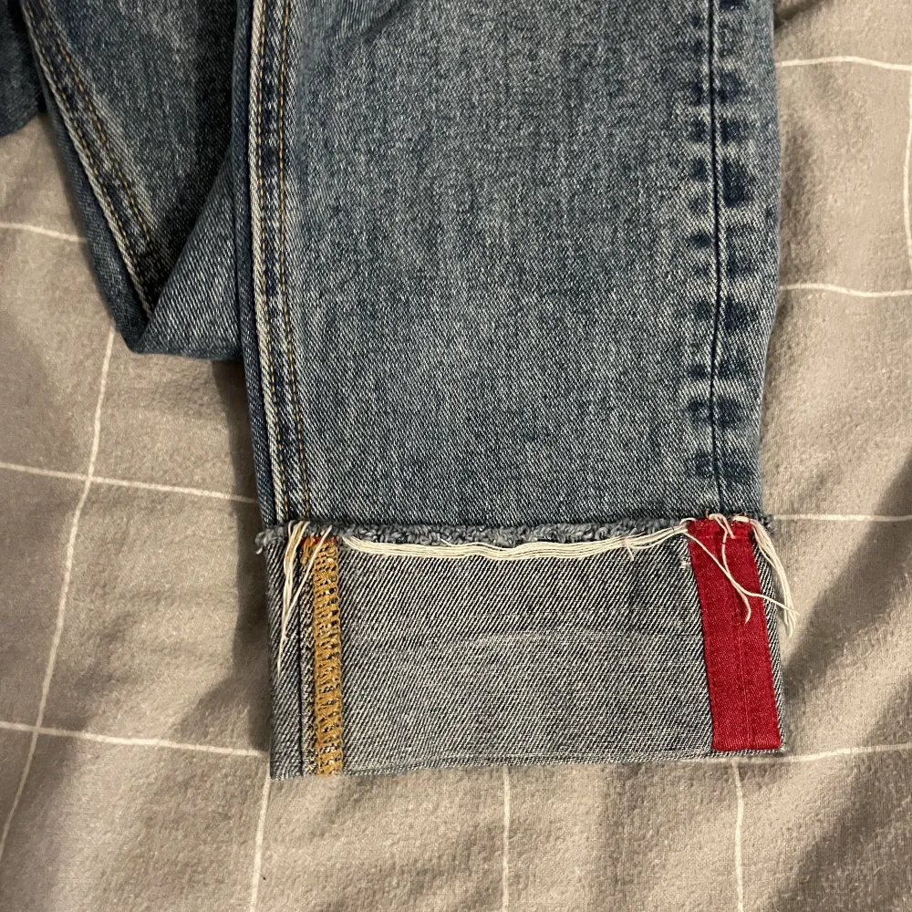 Coola fadeade jeans! Köpte på New yorker och är i bra skick🌟 har lite röda och gula detaljer längst ner och har hål vid knäna💞säljer då de är för korta på mig och inte kommer till användning   Vid frågor besvarar jag dom jätte gärna privat💘. Jeans & Byxor.