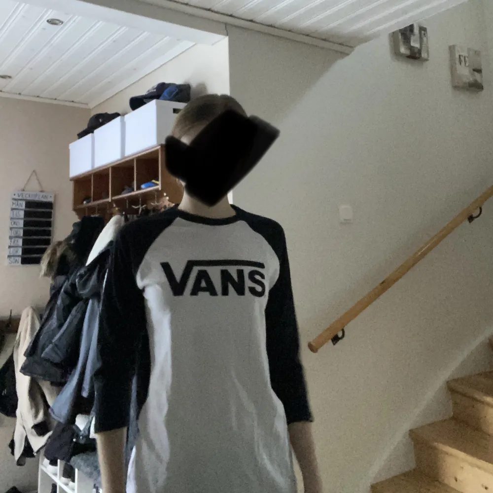 En vit och svart tröja från Vans! Använd ca 2 gånger och har inga fel☺️Strl. XL men är mest bara lång. . T-shirts.