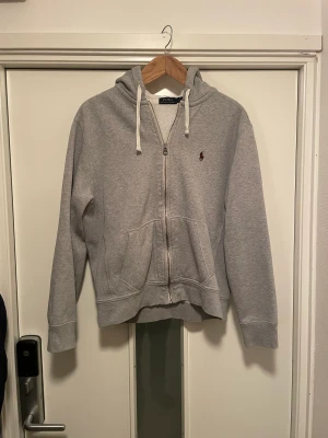 Ralph Lauren zip - Säljer en grå ralph lauren zip. Tröja i bra skick med inga defekter i strl large herr men funkar även som medium. Ny pris 1799