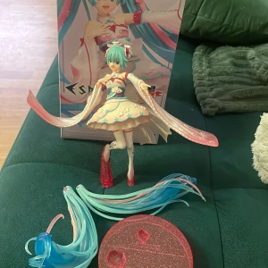 Miku - Felfri Miku figur dock har tofsarna gått sönder. Kanske nån händig vill fixa