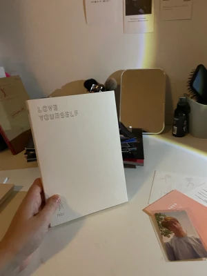 BTS love yourself her album  - Kpop album från bandet BTS. Inkluderar ALLT, fotobok,pc(jungkook) och cd. Köpte för 300kr. Nyskick 