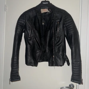 Skinnjacka - Ägt jackan i några år men endast använd en gång då den är för liten. Bra skick. Från voyelles i storlek 38