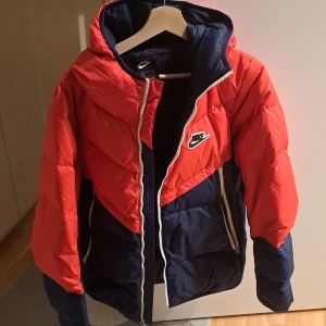Nike jacka s herr nyskick  - Nyskick, stora fickor o perfekt till vintern. Nypris 1599 kr 