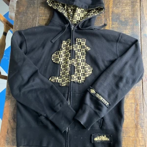 Svart y2k Dollar sign zip up Hoodie - Skön hoodie från Identity Brand, bra kvalité 🌟🌟🌟
