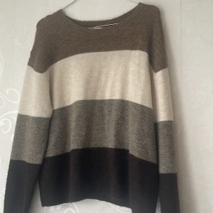 Stickade tröja  - En vanlig stickade tröja i väldigt bra skick.  Skriv om ni har frågor eller vill diskutera priset.🙂