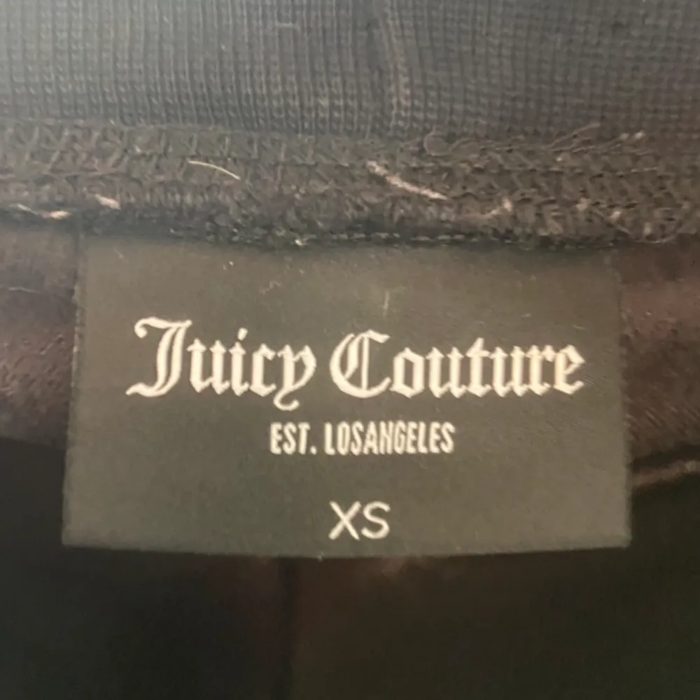 Säljer mina juicy byxor pågrund av att jag använder dem så sällan, dem är i mycket fint skick och köpta för 1200 kr, använt fåtal gånger💕. Jeans & Byxor.