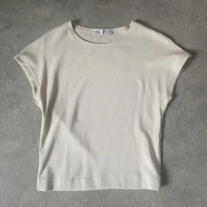Zara tshirt - Fin ljusbeige croppad tshirt från zara med tajt passform. Stolek M men ganska liten i storleken, aldrig använd alltså är den i nyskick💗