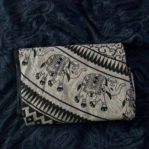 Strandfilt - Jättefin strandfilt, tror man kan knuta den runt sig även. Aldrig använd, så gott som ny 🫶🏻🤍🤩. Använd gärna ”köp nu” 💕