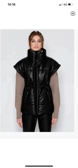 LXA väst - En knappt använd väst från LXA the label, nyskick. Storlek S. Säljer då den tyvärr inte använts🫶☺️