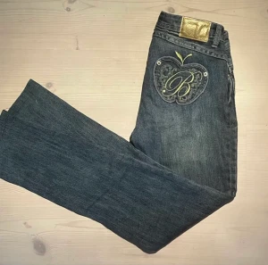 Apple bottoms - Säljer de här jeansen, men plick tillåter mig inte att skriva namnet på de💕midja är (36), innerbenslängd 80cm och ytterbenslängd-103cm (lånade bilder från förra ägaren)
