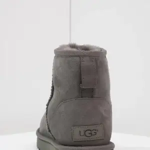 Säljer ett par gråa UGGS pågrund av att dem e för stora, jätte fina o knappt använda! 