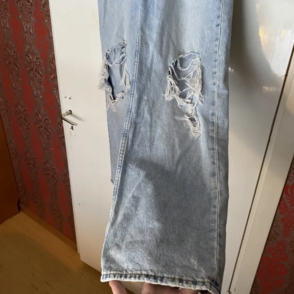 Loose straight jeans i strl 38, säljes då dom tyvärr var för stora på mig. Hör av dig vid funderingar.. Jeans & Byxor.