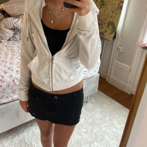 Juicy Couture vit zip up tröja - Juicy vit zip up som är ett handduksmaterial. har en liten grön fläck😢 