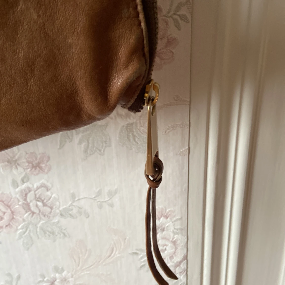 Skinnväska brun stor som en kasse med axelrem  - 91