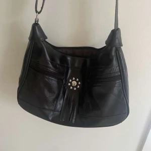 Väska - Säljer den här väskan som är begagnad med detaljer❤️bra skick och använd få par gånger❤️