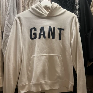 Gant hoodie - Äkta gant hoodie som tyvärr inte kommer till användning! Storlek 170 men skulle säga att det är mer en xs/s! Skriv privat för fler bilder 😍