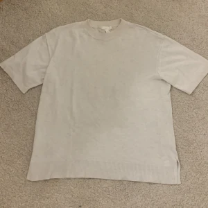 Stickad t shirts 🤍 - Stickad t shirt från hm i storlek xs men är ganska stor i storleken tun stickad och har en liten slits på sidorna. Super gullig nu till vintern ⛄️🤍