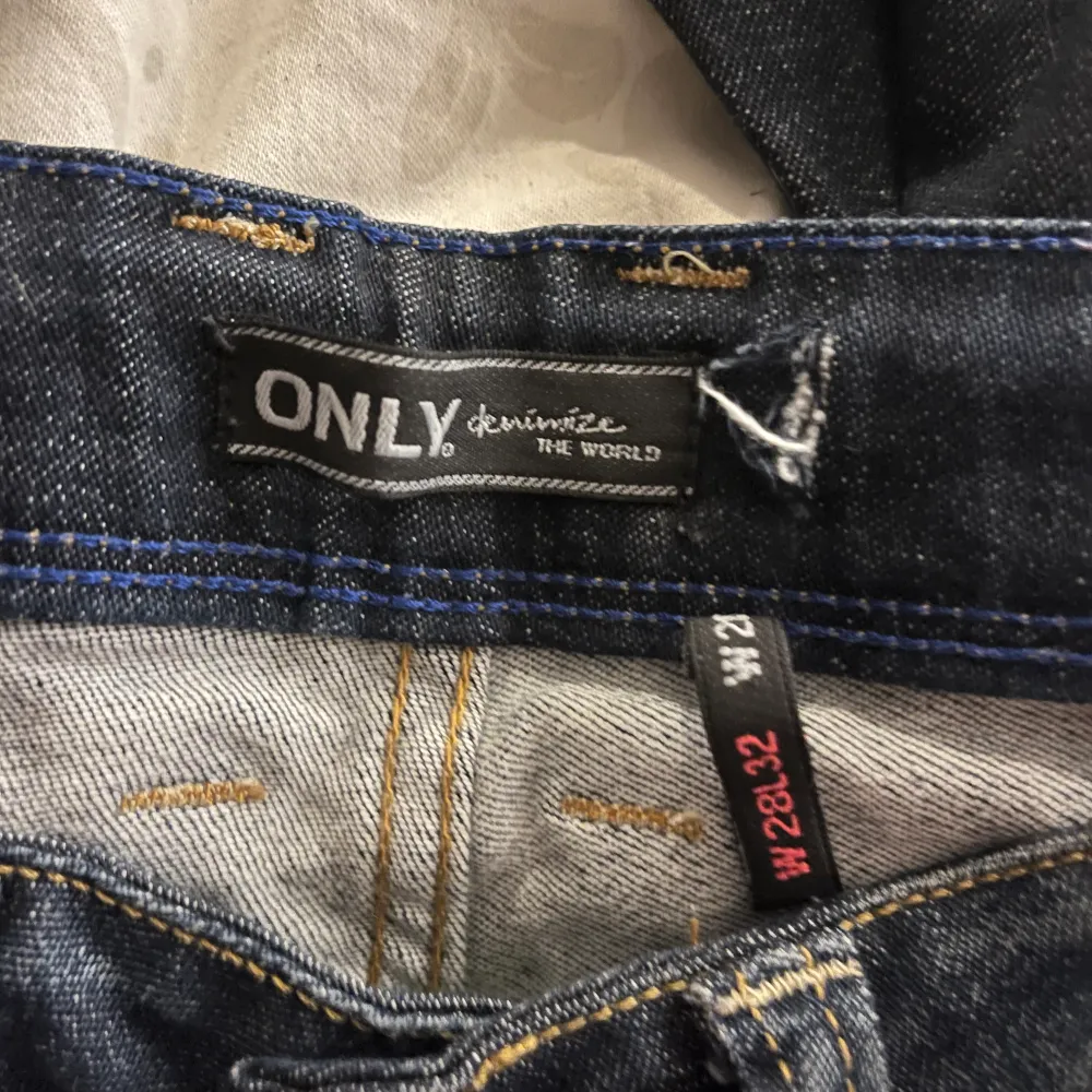 As balla jeans från only. Massor av detaljer. . Jeans & Byxor.