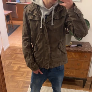 Diesel Field Jacka - Säljer min sparsamt använda Diesel fieldjacka i en snygg grön färg. Den har inga defekter över huvudtaget och är i storleken L men passar också M! Nypris: ca 3500kr, Mitt pris: 699kr! Pris kan diskuteras vid snabb affär!