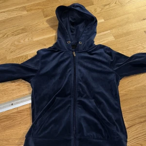 Gina tricot- kofta - Kofta från Gina tricot. Okej skick snören är bortdragna 