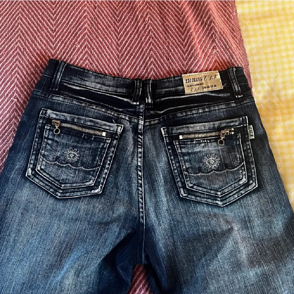 Säljer dessa jeans, köpt second hand . Jeans & Byxor.