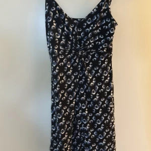 Sommarklänning  - Använd någon gång. Strl S, helt okej skick.