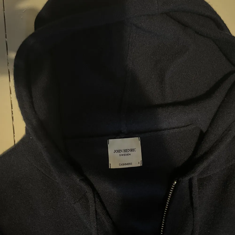 John Henric Kashmir hoodie i storlek s, endast använd ett fåtal gånger. Nypris 2099kr.. Hoodies.