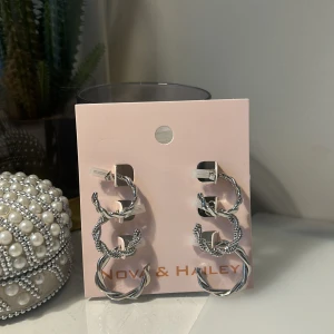 3 pack örhängen❣️  - Dessa örhängen är aldrig använda❣️ Söta och gulliga 3st köp alla tsm!! 