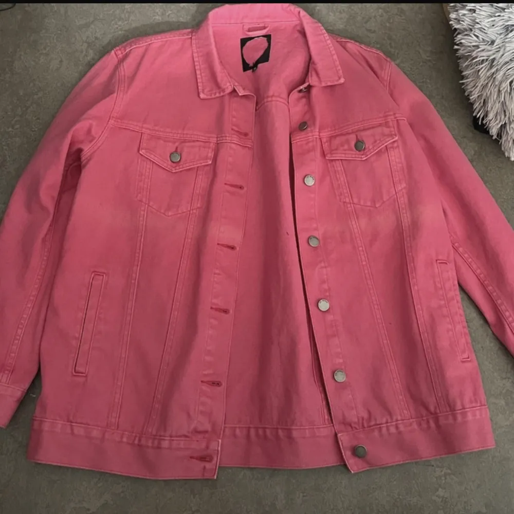 Oversized hot pink vintage denim jacket.. Jackor.