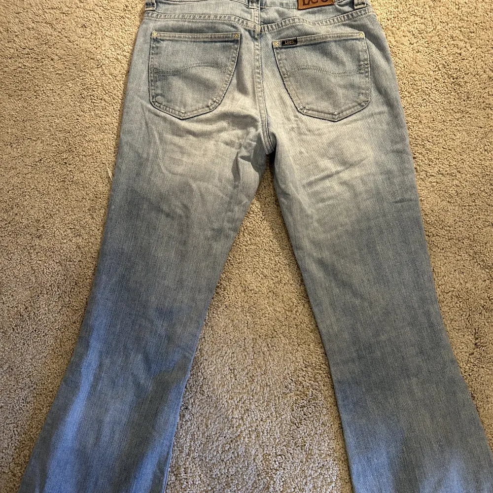Säljer dessa supersnygga lee bootcut jeans i ljus tvätt. De är för små😢. Strl 30-35 (motsvarar 36 eller 38). Låg/normal-midjade. Använda men bra skick. . Jeans & Byxor.