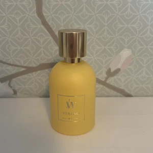 Parfym - Säljer denna parfym då doften inte passade mig, endast testad så är som ny! ⭐️ Säljer för 350kr + 46kr frakt 💞  Betalning sker via Swish ☺️