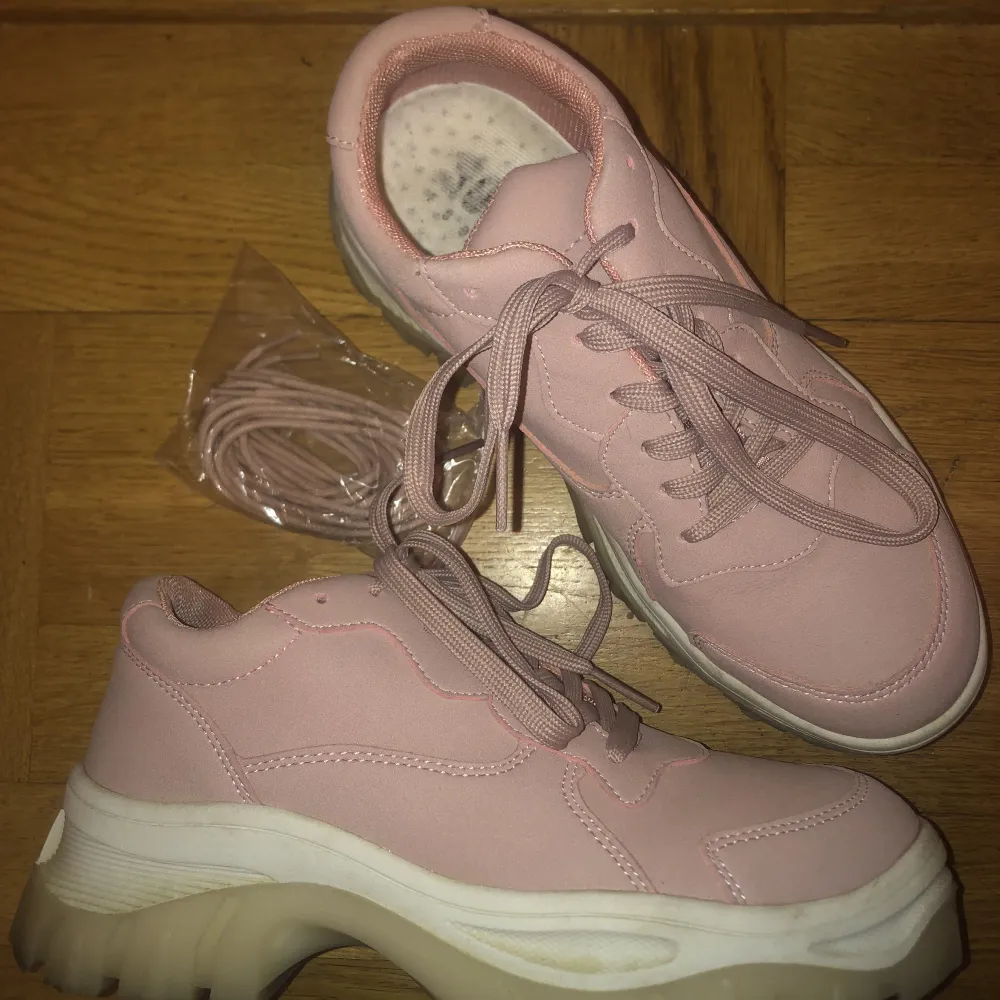 Jag säljer dessa rosa sneakers som är i perfekt skick utan några skador eller problem. De är använda 2-5 gånger. Jag säljer dem för att de är för små för mig. Storlek 38. (Du får extra snören när du köper dem). Skor.