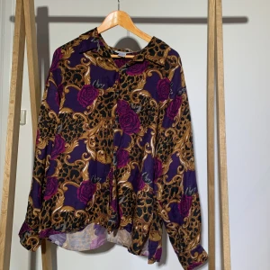 Mönstrad skjorta köpt second hand - Skjorta i använt skick, ett hål som lagats vid ena axeln. 