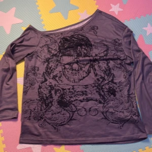 Mörk grå tröja med skelett huvud - Säljer för att den inte är min stil. Super lätt stt styla och bekväm. Använts en gång. Klicka på köp om du vill köpa, kontakta om du har frågor. 