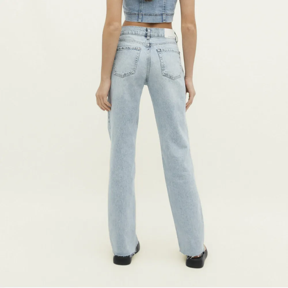 Skit fina blåa straight jeans. Aldrig använda pga. inte min stil. Kvitto finns, köpt från Zalando. För fler bilder skriv till mig. De är små i storlek skulle säga att de passar M 379kr ord pris kan komma överens 💗💗🫶🏼🫶🏼. Jeans & Byxor.