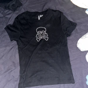 Cool baby tee - Säljer då den ej kommer till användning, någon fläck liknande grej som borde gå bort i tvätten, tryck gärna på köp nu!! Slutsåld över allt!